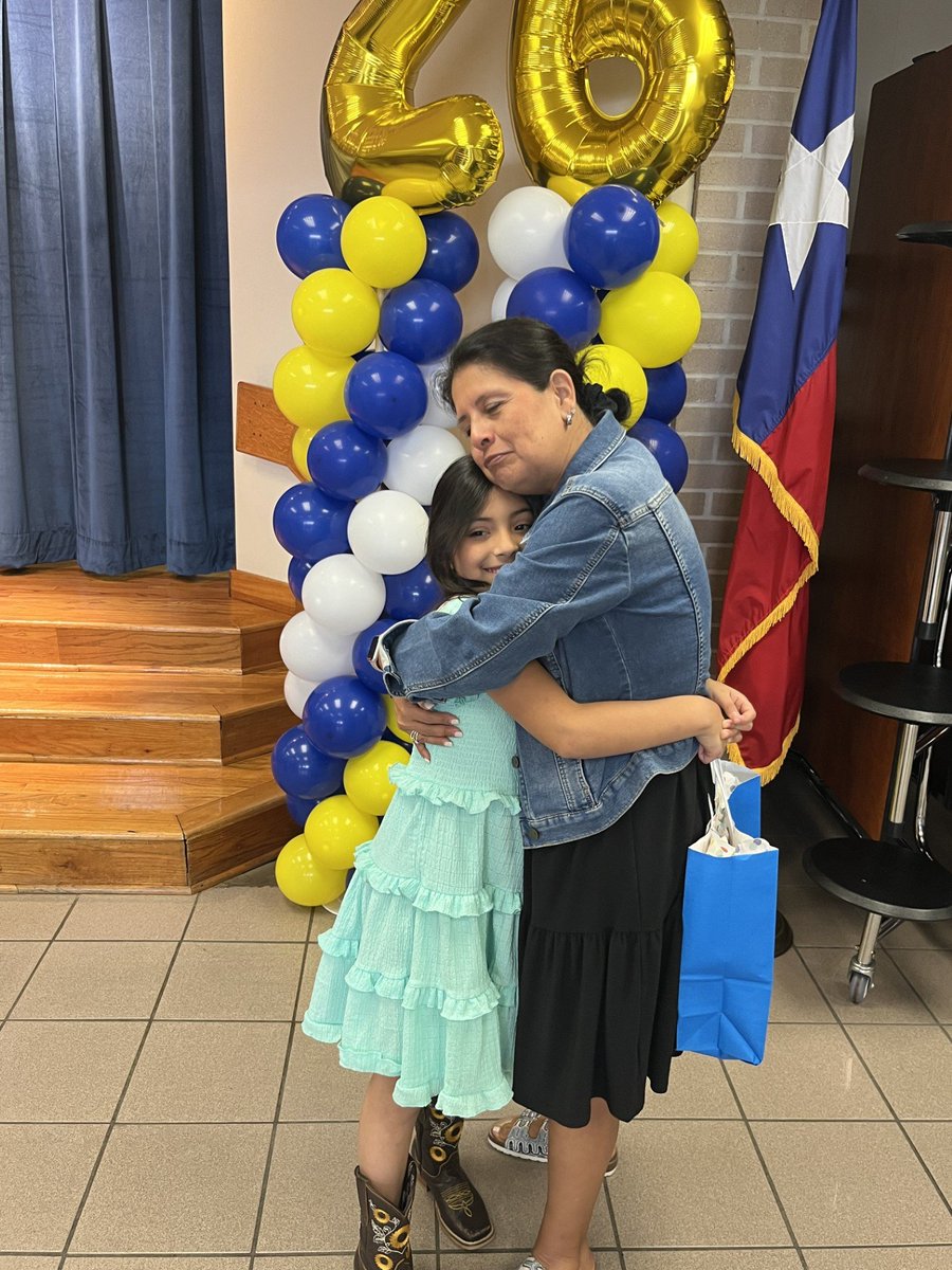 ChambersCounsel's tweet photo. Mentor moments are special moments...🎓💙💛 @laxsccrdiva @zysolis @MontgomeryErik https://t.co/Ph5S0B3qXa