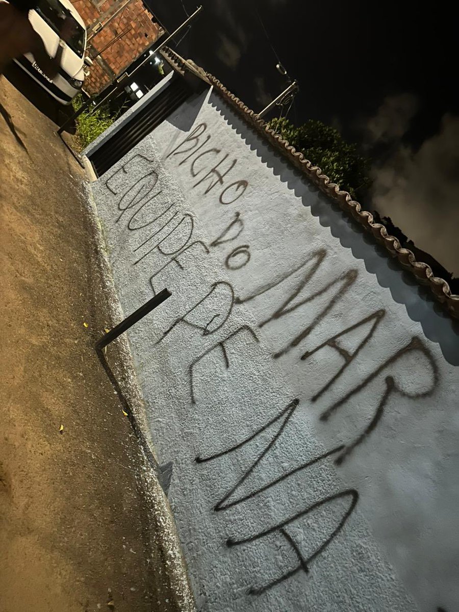 Informebaiano's tweet photo. Vídeos enviados ao Informe Baiano nesta terça-feira (26/05), e que teriam sido gravados há cerca de duas semanas, mostram homens armados circulando pelo bairro de Fazenda Grande 4, em Salvador. https://t.co/F8IXmlTa4p