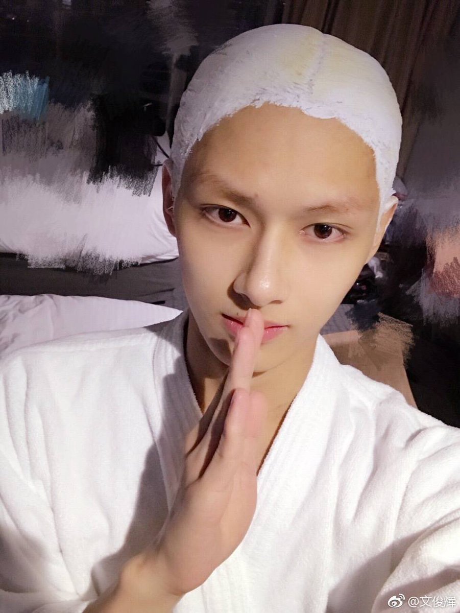 FALLIN4JUN's tweet photo. the level of confidence jun has just to freely show himself looking like an egg https://t.co/kl289f0tjj