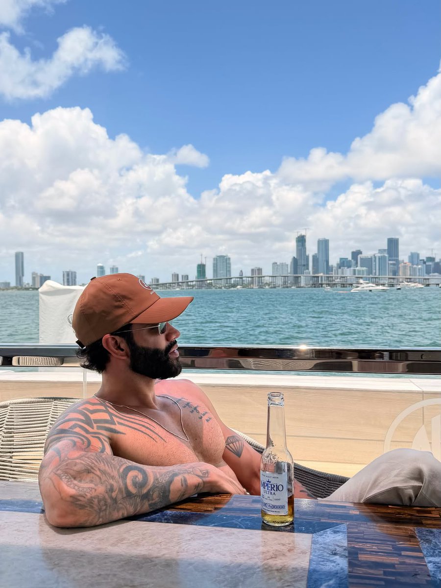 gusttavo_lima's tweet photo. Fala comigo BB 🥃🏛️ https://t.co/N4iy9yageo