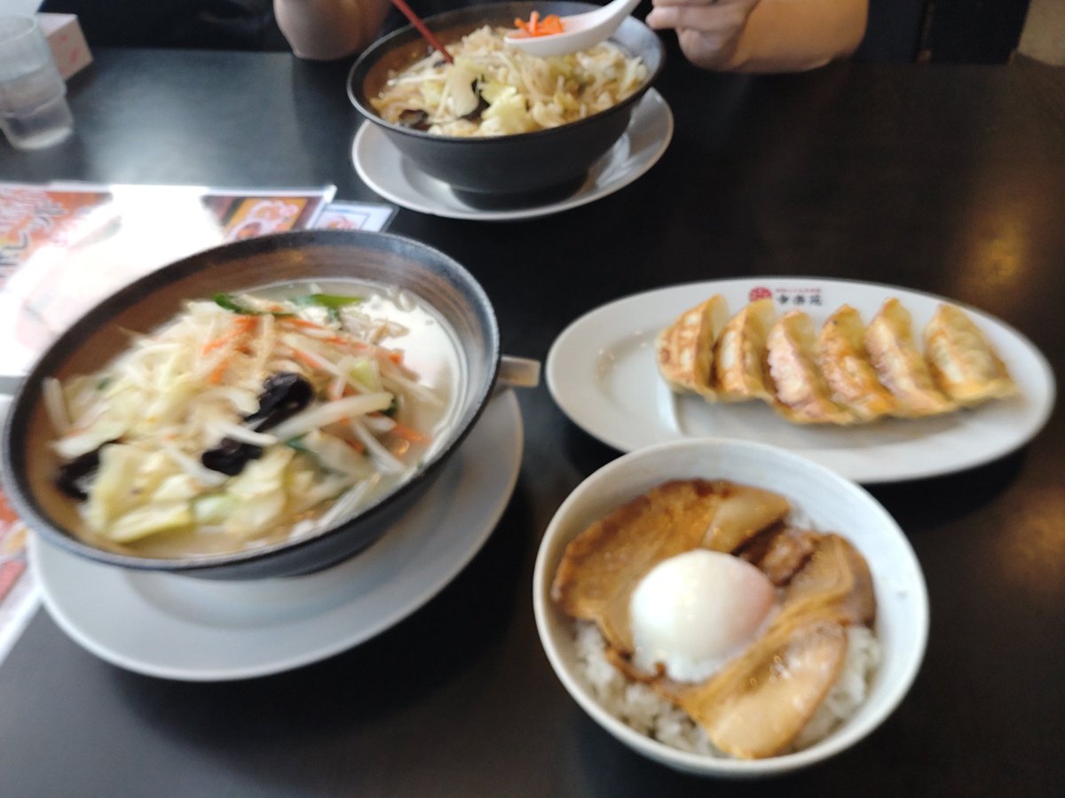 mitech9900's tweet photo. 困った〜😱

幸楽苑のメニュー全部美味そうで迷っちまうなぁ…🤔

味噌野菜、いやいやレバニラ炒めセット、プレミアム醤油セットでご飯と餃子もいいなぁ🤤

結局、塩野菜タンメンとチャーシュー丼&amp;餃子セットで決まり🙆

胃袋がひとつしか無いのが恨めし〜👻
#幸楽苑 
#仙台免許センター前店 https://t.co/viRvSYddBk