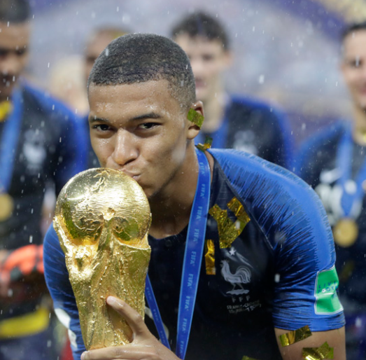 jls_10's tweet photo. ¿Mejor jugador francés de todos los tiempos? 

Michel Platini
Zinedine Zidane
Kylian Mbappé

#France #Francia #WC2026 #allezlesbleus https://t.co/5HB1m4TzBX