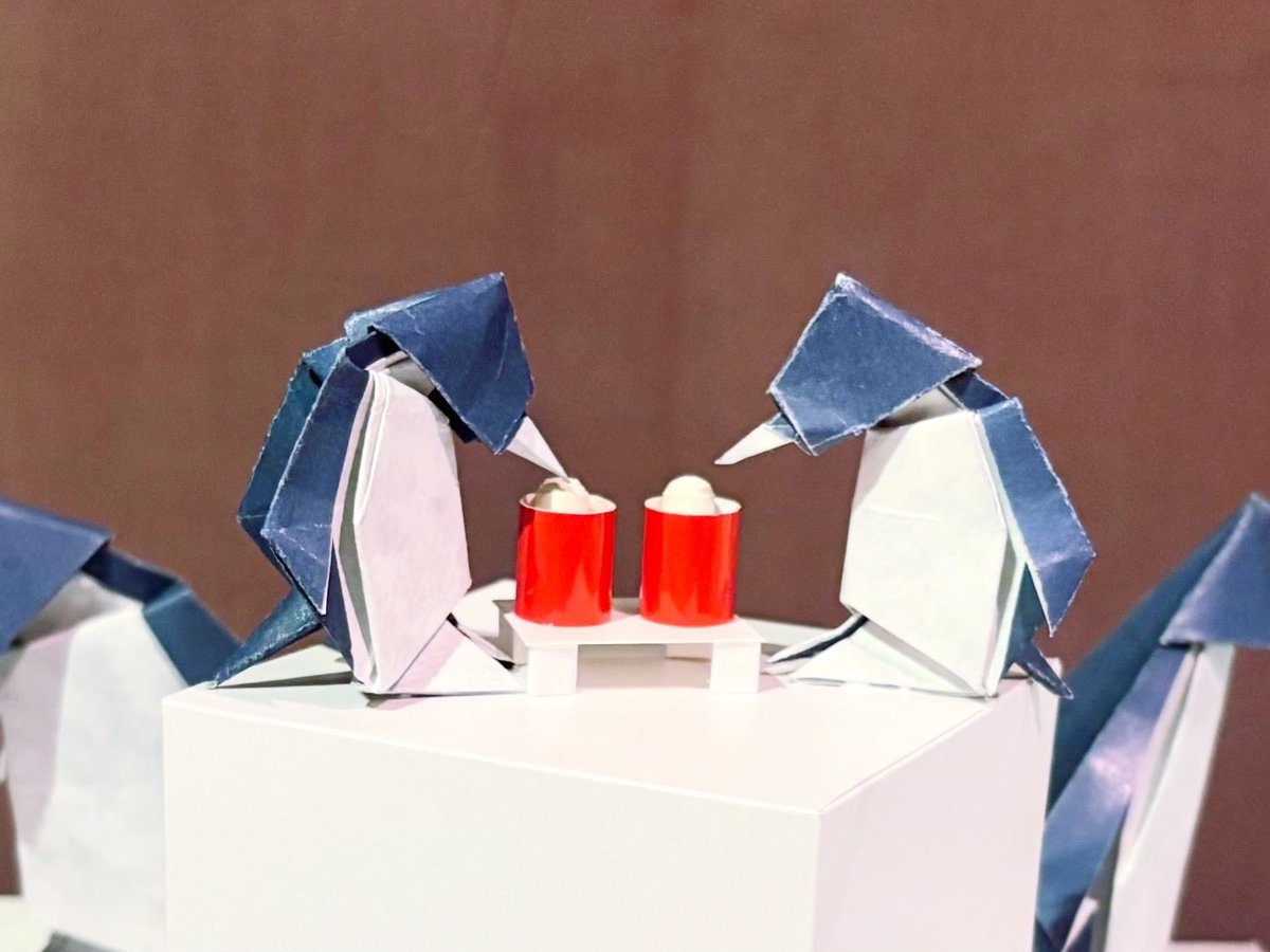 arakigami's tweet photo. 「ありがとう！スズトウシャドウ印刷展」にて展示しておりましたペンギンさんは当店ウィンドウにお引越ししました🐧涼やかな気持ちになっていただければ幸いです🎐 https://t.co/sWzxDuggrE