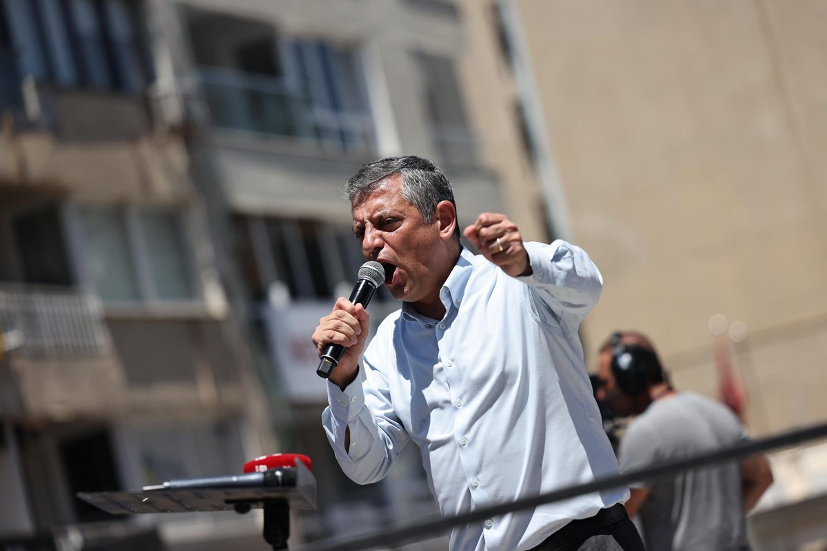 nilufercmutlu's tweet photo. Meydanlar da bizim sokaklar da!

Demokrasimizi hedef alan darbeye, önümüze konan barikatlara karşı Genel Başkanımız Sayın Özgür Özel ile birlikte kuruluşun ve kurtuluşun kenti İzmir’de halkımızla buluştuk.

Biz gücümüzü makam odalarından değil sokaktan ve halkımızdan alıyoruz. Örgütümüzün özgür iradesiyle seçilmiş Genel Başkanımız Özgür Özel öncülüğünde aynı inanç ve kararlılıkla iktidar yürüyüşümüze devam ediyoruz. 

Yolumuz nereden geçerse o yolda birlikteyiz.
Asla yalnız yürümeyeceksin, asla!