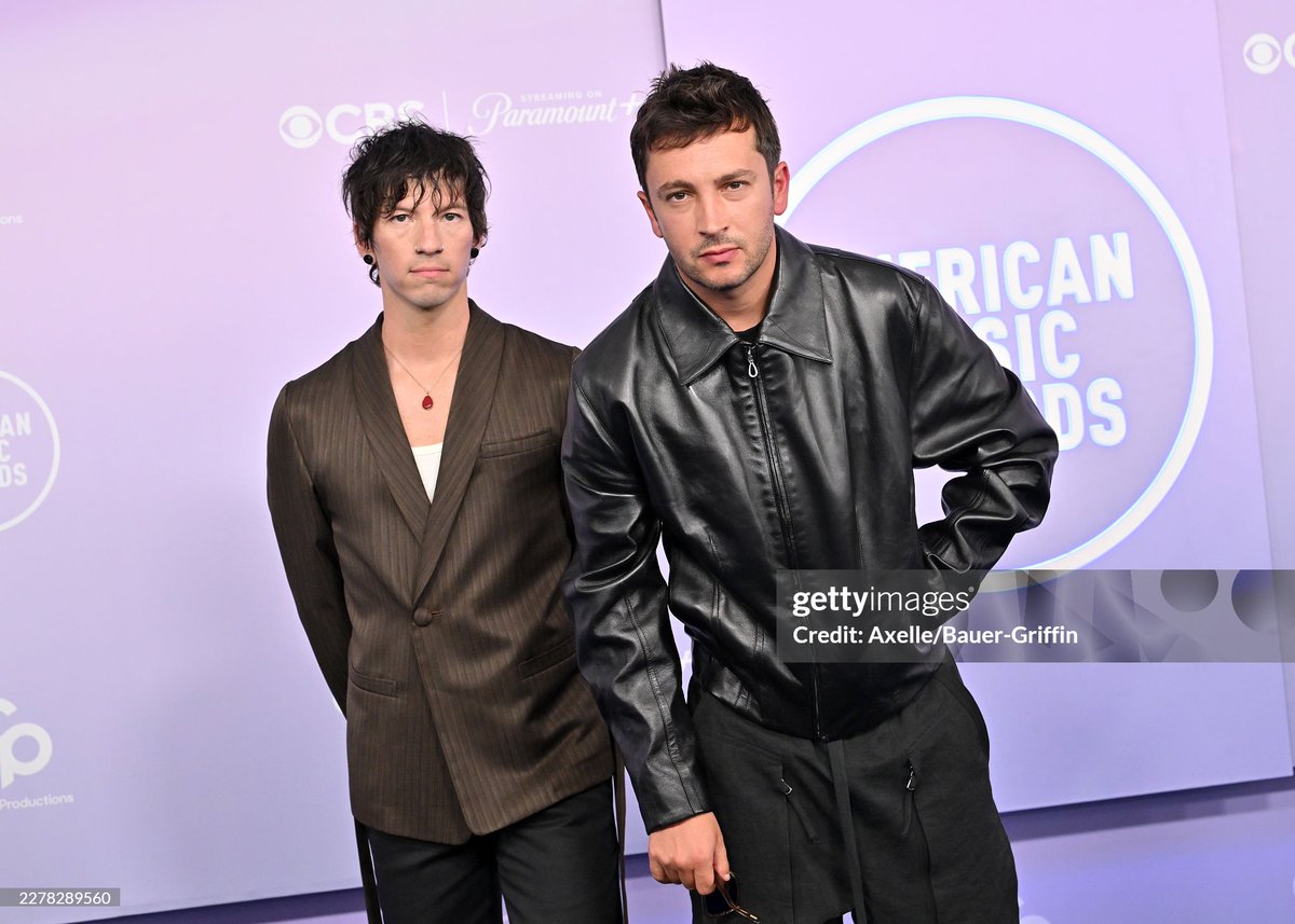 TOPUPDATERS's tweet photo. More of Tyler and Josh at the #AMAs yesterday https://t.co/NTYTdRtm9b