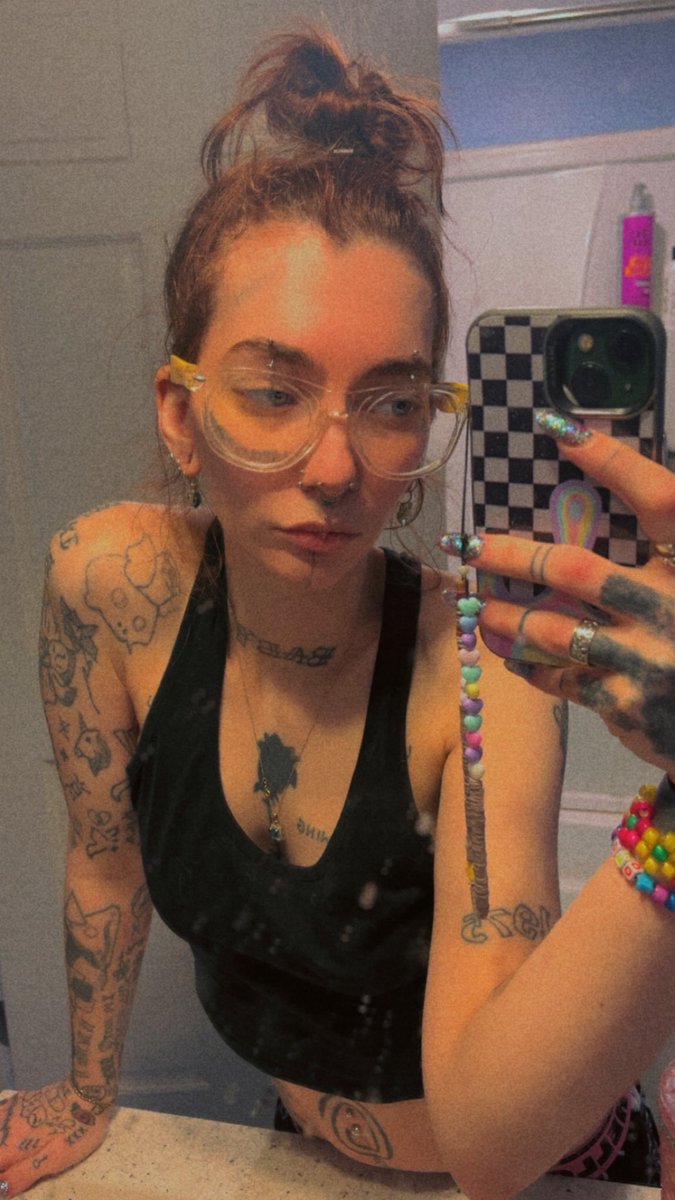 pretty.lil tweet media