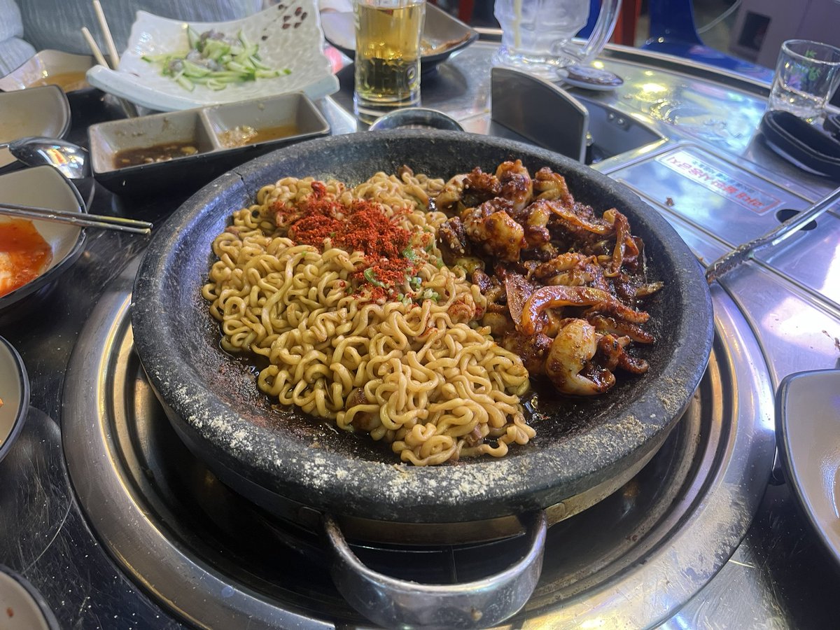 KOB4th's tweet photo. 韓牛コプチャン（ホルモン）特全部盛り🥘
チュクミ（イイダコの甘辛煮）
チュクミが今回お気に入り。ホルモンもいろんな味を楽しめた。

サンナクチ（タコの踊り食い）
隣の西洋人がびっくりして写真撮ってた😁

店員さんが中国系の人で、韓国語が通じたり通じなかったり💦
明洞だとしょうがないのかな https://t.co/ojT5smpzPj
