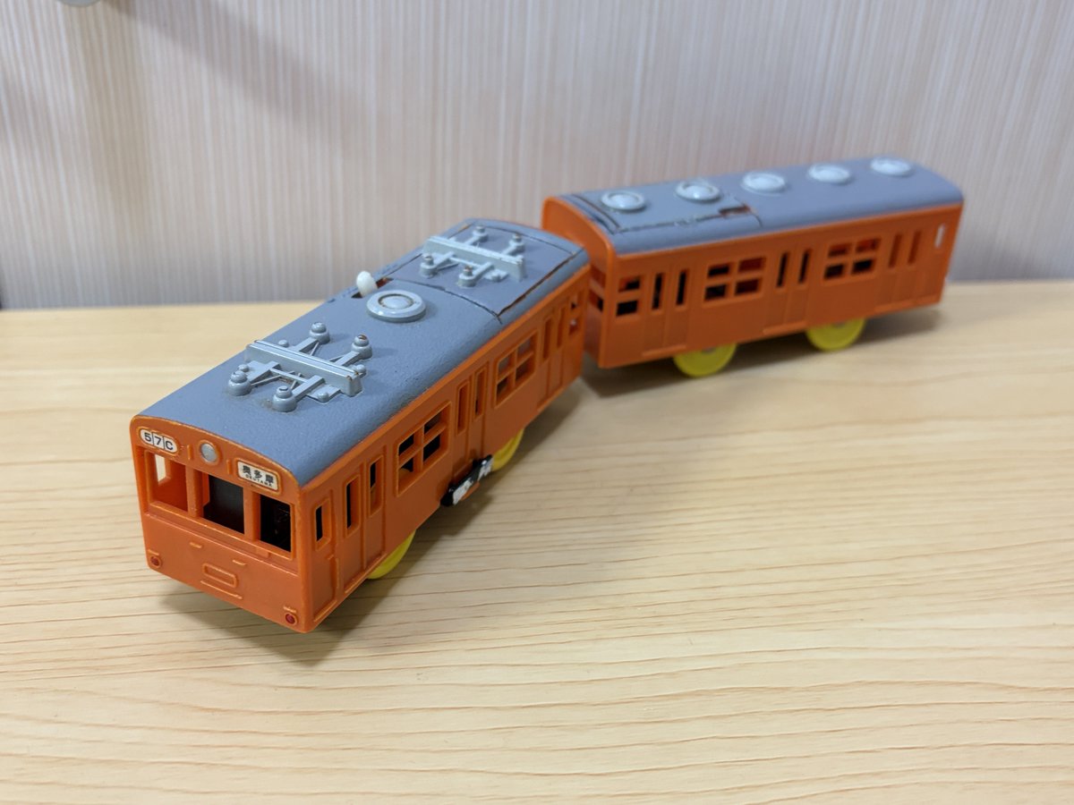Minami5003's tweet photo. 車両いじりを再開。
プラ電車2両の屋根ブロックを入れ替えて、2パンタ車とパンタなし車を作成。

プラ電車感を残そうとするとベンチレータが1個になってしまうのでこれをやるかは悩みましたが、案外スッキリしてて良いかも？ https://t.co/ojA4sM06x8