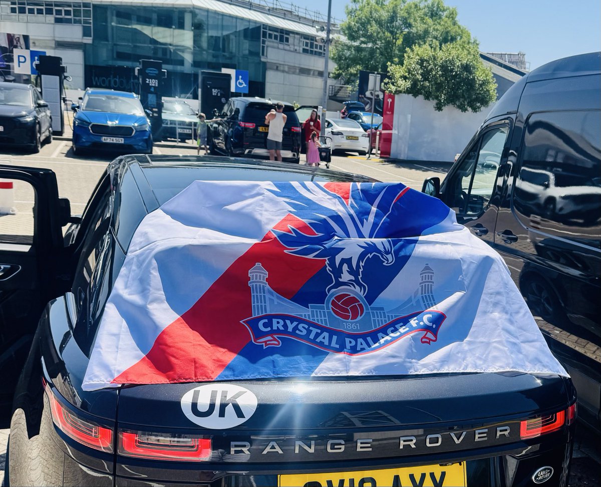 SimonTrig's tweet photo. @PalaceReport On Le Late Shuttle 
Overheating 🥵 
Never mind we are on our way 🦅❤️💙 https://t.co/Oh4Iz1Fxnp