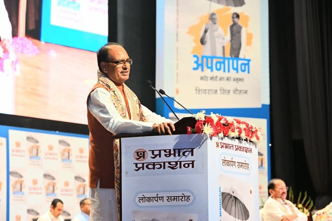opsakhlecha's tweet photo. संगठन, संवेदनशीलता और संवाद की प्रेरणादायक यात्रा!

आज नई दिल्ली में माननीय प्रधानमंत्री श्री @narendramodi जी के जीवन पर केंद्रीय मंत्री माननीय श्री @ChouhanShivraj द्वारा लिखित पुस्तक “अपनापन” के विमोचन के अवसर पर उपस्थित रहने का अवसर मिला।

‘अपनापन’ केवल एक पुस्तक नहीं, बल्कि प्रधानमंत्री श्री नरेन्द्र मोदी जी के नेतृत्व, उनकी कार्यपद्धति और राष्ट्र निर्माण के प्रति उनके दूरदर्शी विजन को निकट से समझने का एक सजीव दस्तावेज है।

श्री शिवराज जी के अनुभवों, स्मृतियों और आत्मीय प्रसंगों से सुसज्जित इस पुस्तक के 11 अध्याय जनसेवा, सुशासन और नेतृत्व के मूल मंत्रों से परिचित कराते हैं। 📖🇮🇳

#ApnapanBook