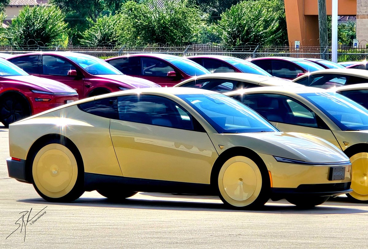 SERobinsonJr's tweet photo. TESLA: Cybercabs in Houston, TX

Subscribe aerial and ground level photo thread attached! https://t.co/JcTnqGnYFp