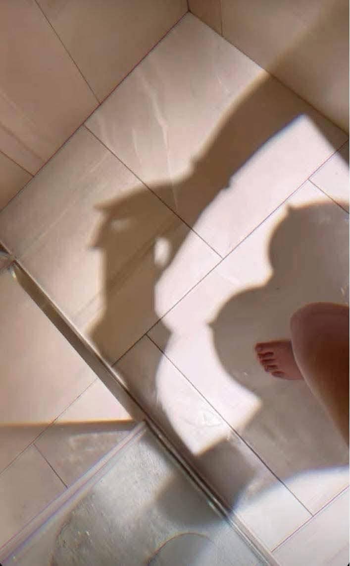 Linhlinhnguyenx's tweet photo. Trời nắng nóng quá làm gạch men trong nhà tắm cũng bị nứt hết trơn. 🤭 https://t.co/mNRE1gBMCE