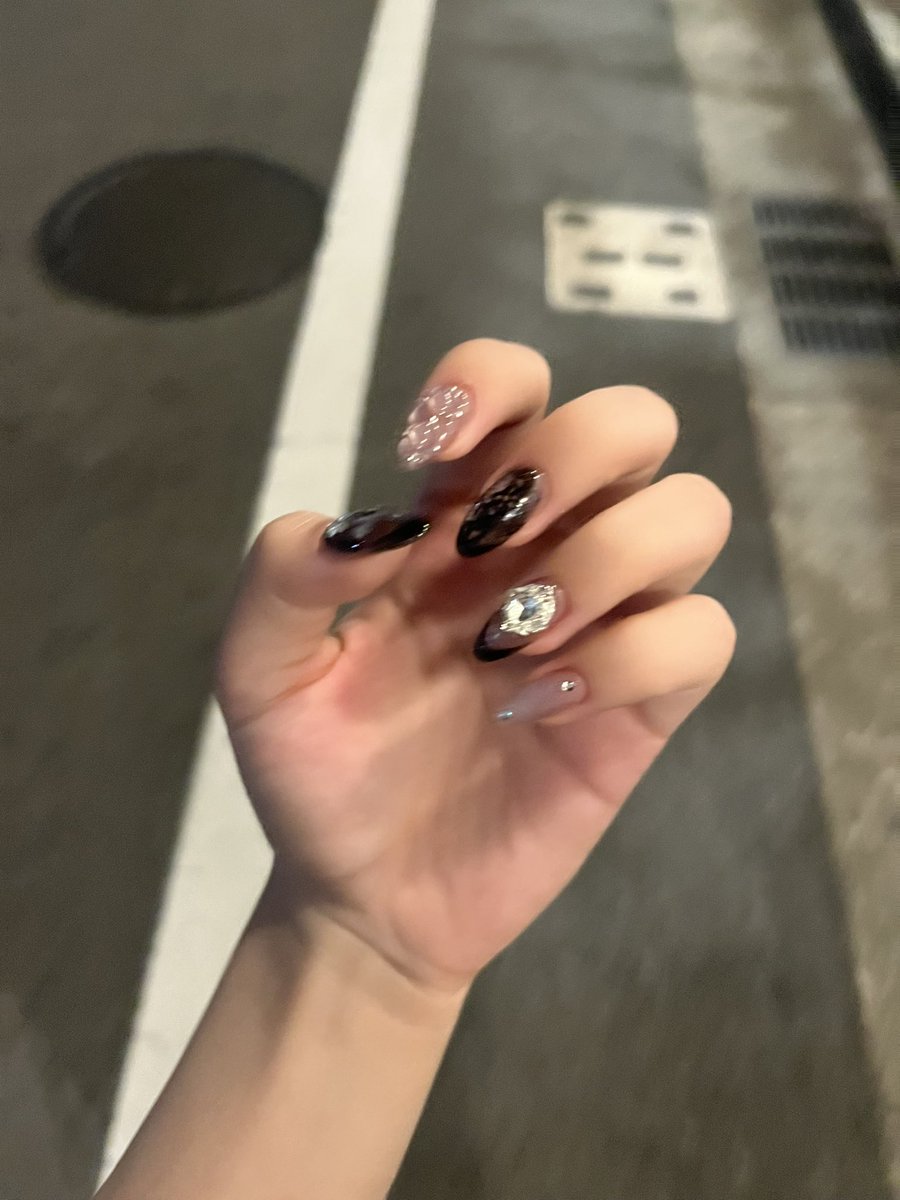 cocogk9's tweet photo. 黒蜥蜴ネイル*.+ﾟ🦎💎🖤

ネイルに閉じ込めたら手元を見る度に幸せな気持ち思い出せてso happy……（՞⁔♡ ‧̫♡⁔՞）💭💖
薬指についてるのはエジプトの星🌟 https://t.co/bsUlth8QlZ