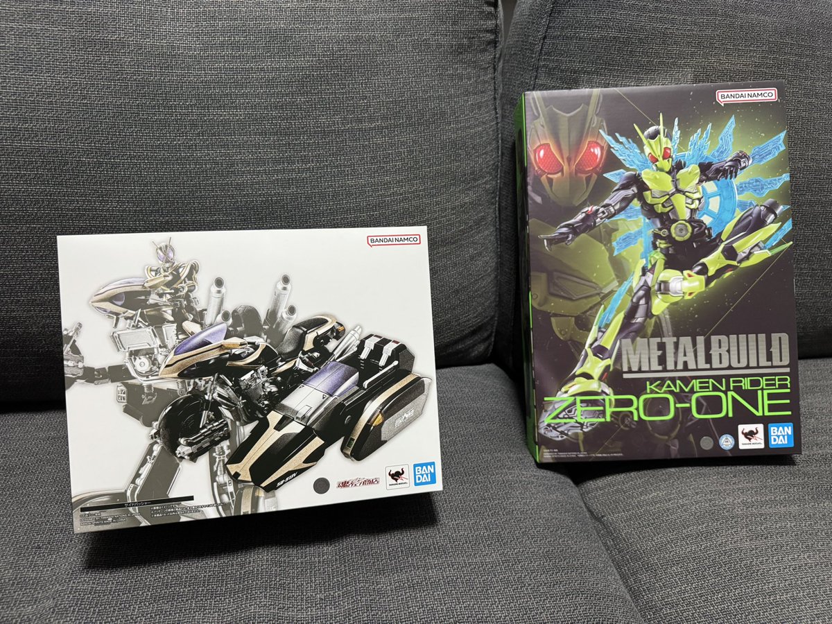 dayamatoshi's tweet photo. 今日どちらも受け取りました、サイドバッシャーマジでデカ過ぎ😂
ゼロワンはデフォルメ以外フィギュア持ってなかったんで沢山遊びます！
#仮面ライダー
#サイドバッシャー
#カイザ
#ゼロワン
#METALBUILD https://t.co/WZGBp4vSfw