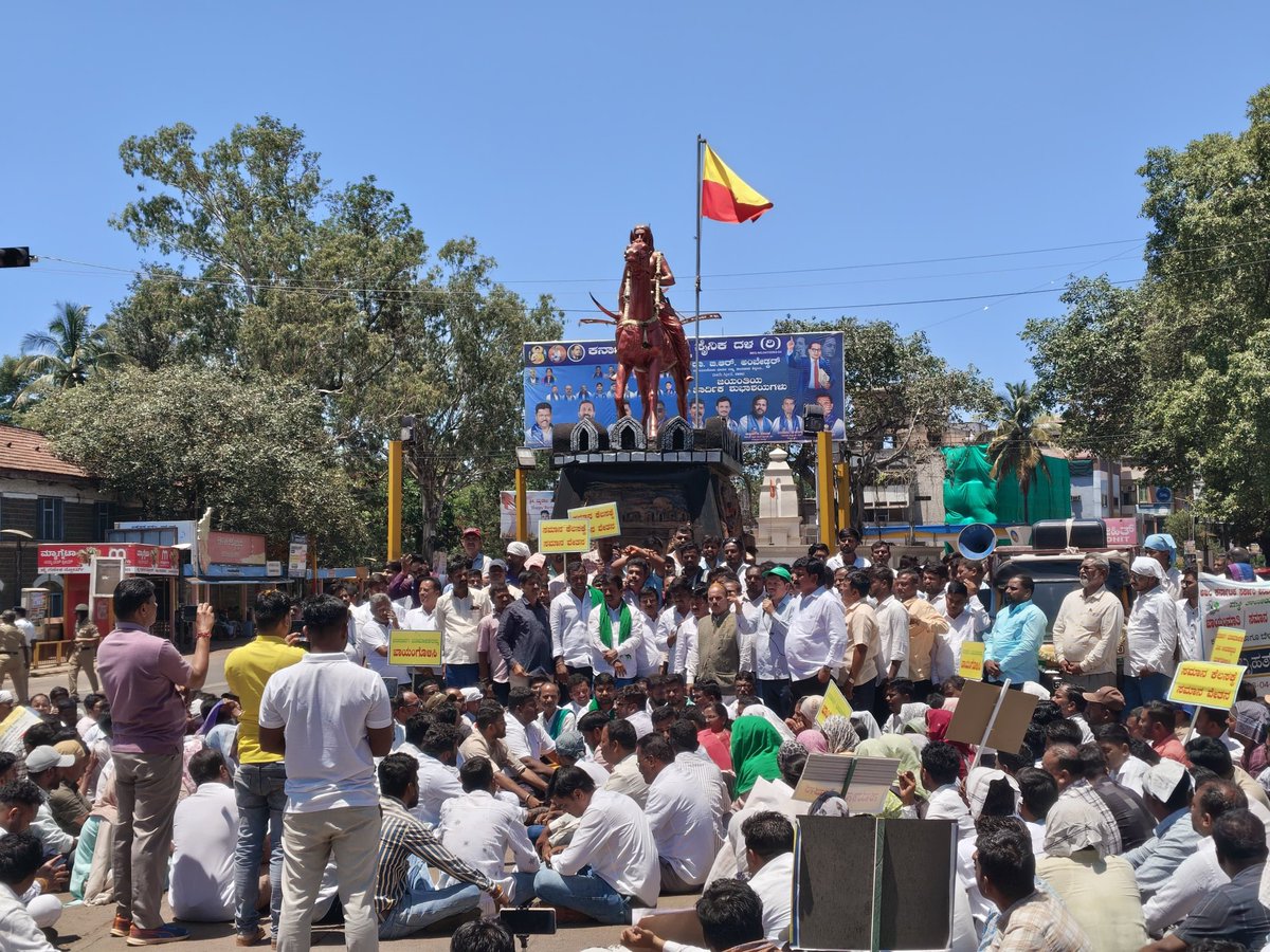 PrShanmukhapr's tweet photo. ಪರವಾನಗಿ ಭೂಮಾಪಕ ಏನೆಲ್ಲ ಮಾಡುತ್ತಾನೆ?
• ಪೋಡಿ, 11E, ಭೂಪರಿವರ್ತನೆ
• ಸ್ವಾಮಿತ್ವ, ಇ-ಸ್ವತ್ತು, ಹಕ್ಕುಪತ್ರ
• ಕೋರ್ಟ್ ಆದೇಶ, ಒತ್ತುವರಿ ನಕ್ಷೆ
• KPTCL, ಅರಣ್ಯ, ಡಿಜಿಟಲೀಕರಣ
...ಒಟ್ಟು 19 ಬಗೆಯ ಸರ್ಕಾರಿ ಕೆಲಸ.
ಇಷ್ಟು ಜವಾಬ್ದಾರಿಗೆ ಸಂಬಳ ಬೇಡವೇ?
@siddaramaiah @krishnabgowda
#JusticeForLicensedSurveyors https://t.co/4HVzXdN9LO