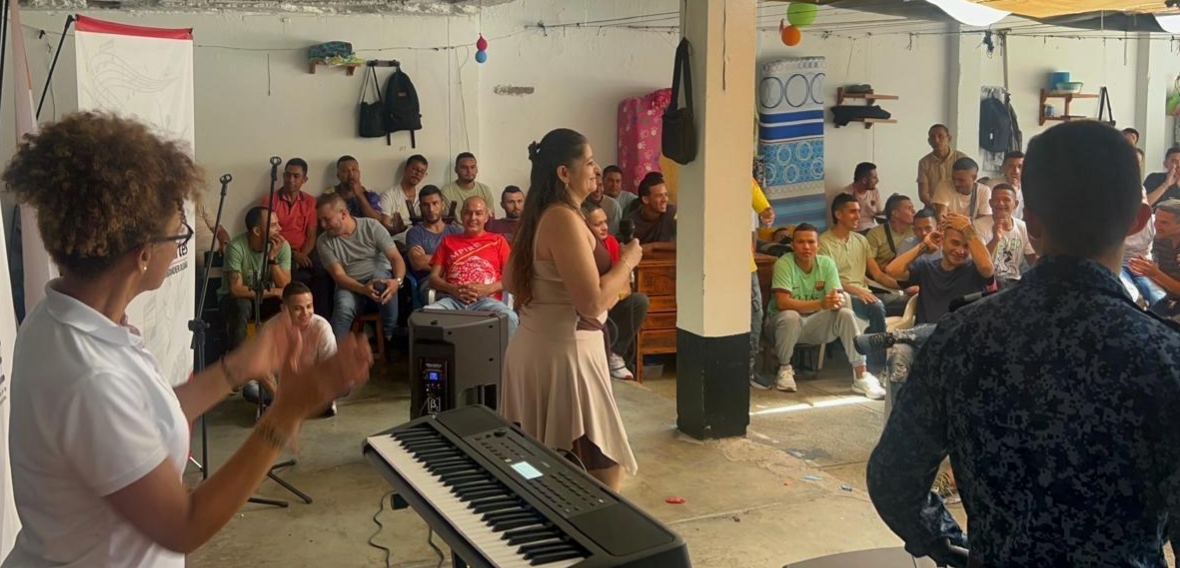INPEC_Colombia's tweet photo. La @ufpsocana llevó arte, música, teatro y literatura a las personas privadas de la libertad de la cárcel de 📍 #Ocaña.
✨A través de actividades culturales, talleres interactivos y entrega de libros, se promovieron espacios de expresión, lectura e integración. https://t.co/68YKiVfCIA