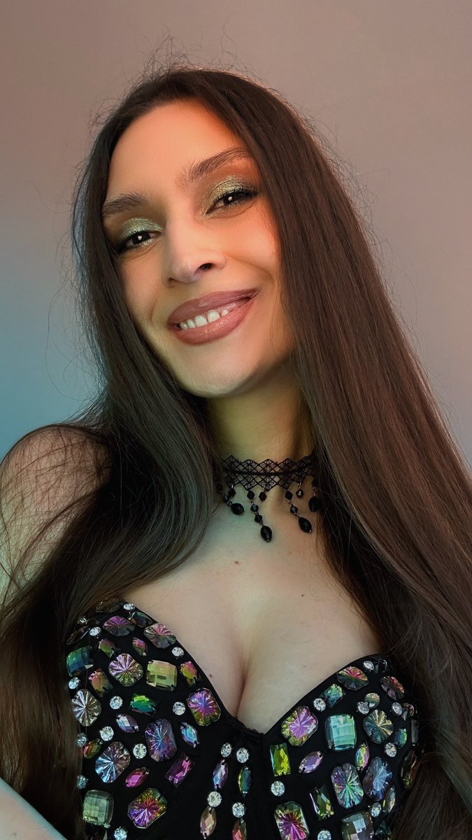 psyelene's tweet photo. gamer girl, but what’s being played is u. https://t.co/kz3FOLa8nL