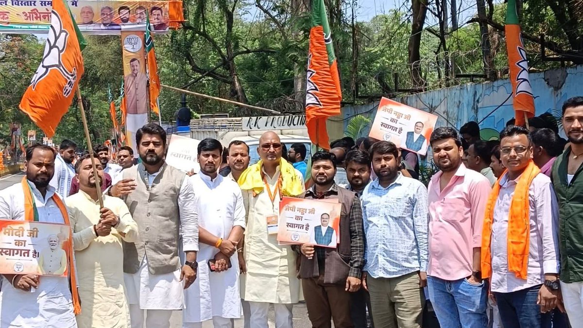 rajeevkrbjp's tweet photo. भाजपा युवा मोर्चा के प्रदेश अध्यक्ष बड़े भैया आदरणीय @BJPBhartendu जी को जन्मदिन की हार्दिक शुभकामनाएँ।
आपका नेतृत्व, समर्पण और संगठन के प्रति निष्ठा हम सभी युवाओं के लिए प्रेरणास्रोत है।
ईश्वर से प्रार्थना है कि आपको उत्तम स्वास्थ्य, दीर्घायु एवं निरंतर सफलता प्रदान करें!! https://t.co/VFpCj31h9a