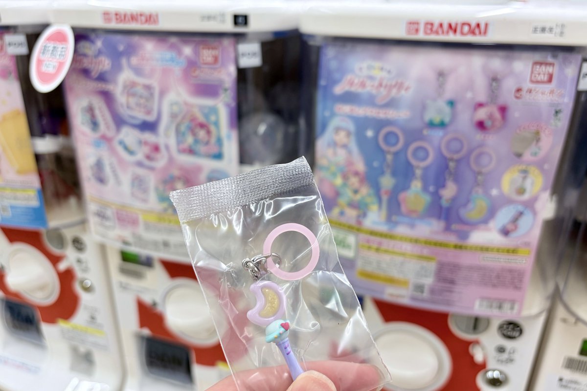 Nlab_c's tweet photo. リリカにるるりりガチャあったから１回だけ、うぐいす狙いだったけどムーントネオネオン…ステッキそんな名前だったんだ！？

これ傘に着けて魔法の傘に…かなり前橋ウィッチーズだな https://t.co/5WqMlTtYJR