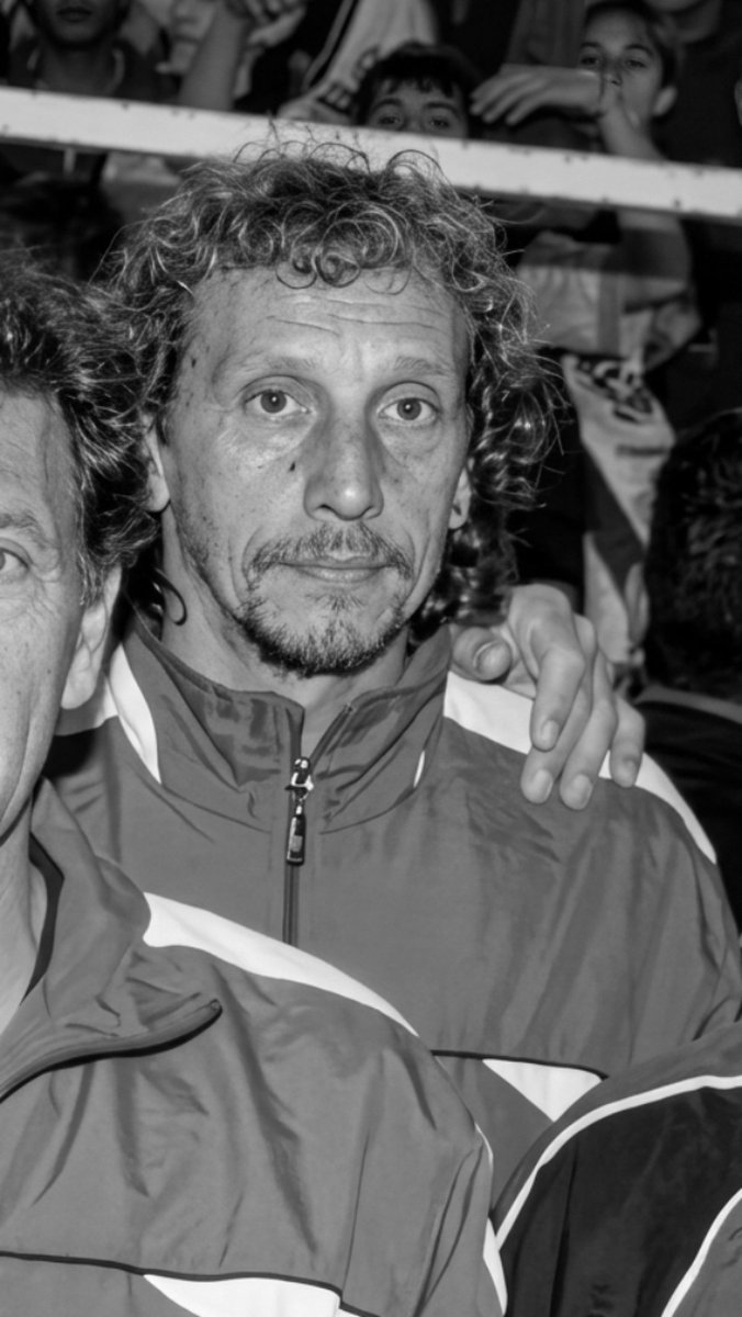 Velez's tweet photo. Profundo dolor por el fallecimiento de Fernando Gayoso, surgido de La Fábrica y campeón junto a Vélez como integrante del cuerpo técnico del Clausura 2005.

Acompañamos a su familia y seres queridos en este difícil momento.

Hasta siempre, Fernando 💙

🧑🏻‍💻 https://t.co/gkVcSGpglp https://t.co/n4PvJIKX3n