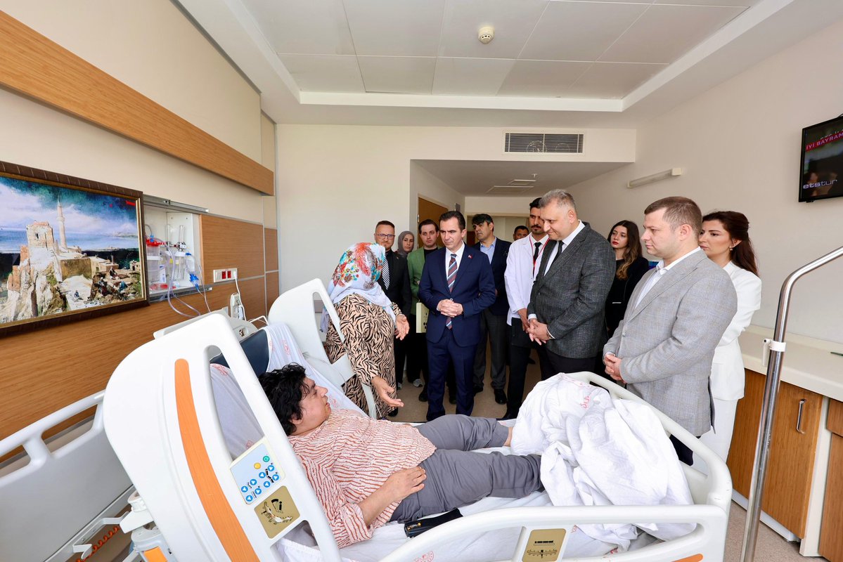 BitlisValiligi's tweet photo. Valimiz Sayın @ahmetkarakaya37, Kurban Bayramı arifesinde Bitlis Tatvan Devlet Hastanesi’ni ziyaret ederek görev başındaki sağlık çalışanları, hastalar ve hasta yakınlarıyla bayramlaştı.

📌Tedavileri devam eden hastaları ve yakınlarını ziyaret eden Vali Karakaya, geçmiş olsun dileklerini ileterek acil şifalar temennisinde bulundu.

📌Sağlık personeliyle de bir araya gelen Valimiz, fedakârca görev yapan sağlık çalışanlarımıza teşekkür ederek Kurban Bayramlarını tebrik etti. Hastanede vatandaşlarla da sohbet ederek bayramlarını kutladı.

Ziyarete; Tatvan Kaymakamı Yiğit Yaşar Demirer, İl Jandarma Komutanı Tuğgeneral Barış Soyal, İl Emniyet Müdürü Koray Şensoy ve İl Sağlık Müdürü Doç. Dr. Şaban Ergene eşlik etti.

📍Bitlis Tatvan Devlet Hastanesi

@TC_icisleri 
@saglikbakanligi