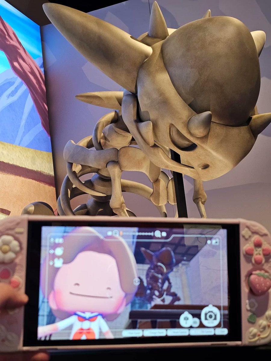 angelodotsui's tweet photo. one of the coolest life achievements

bringing your nintendo switch to the pokemon fossil museum and taking the same picture in-game in front of the real fossils

i’m so jealous of this person https://t.co/3CpI66aSAd