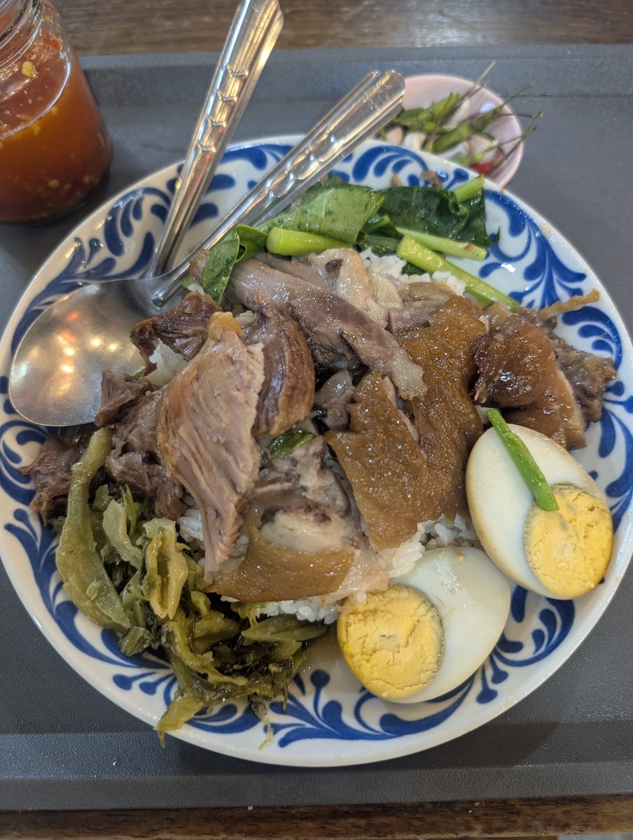 noborderslife's tweet photo. 📍ウドムスック市場
カオカームー60THB
タイかき氷50THB
市場でのご飯はボリューミーで安上がり https://t.co/shbK8aDSrp