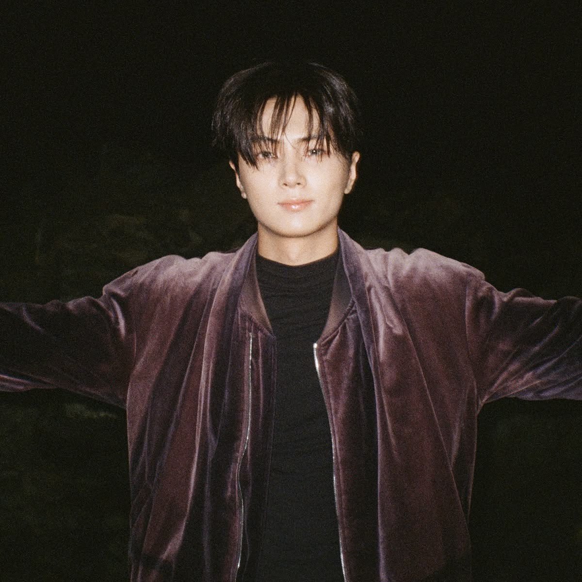 jjjongvely's tweet photo. the idol                 vs.            the photocard https://t.co/BCHInuPBrF