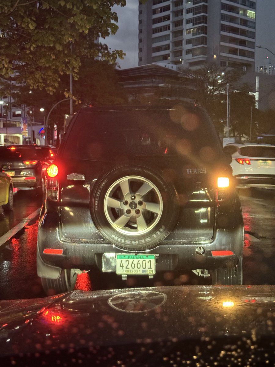 Jamder72's tweet photo. Estos tres ciudadanos que se creen juega vivo en las calles de la ciudad, manejo desordenado y encima se molestan cuando no los dejas @ATTTPanama https://t.co/sdicjzrfJr