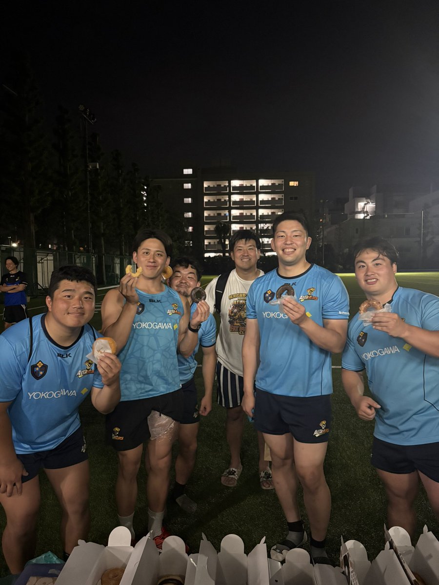 aggressiveatlas's tweet photo. 🔵2026.05.26🔵

練習後に黒須ヘッドコーチから
ドーナツ🍩をいただきました！！

練習後の甘い差し入れに、
選手たちも自然と笑顔に😆

いい雰囲気でトレーニングを終えることができました🔥

#横河武蔵野アトラスターズ
#ラグビー
#武蔵野市
#トップイーストもいいぞ https://t.co/qf9ggi6Ccs