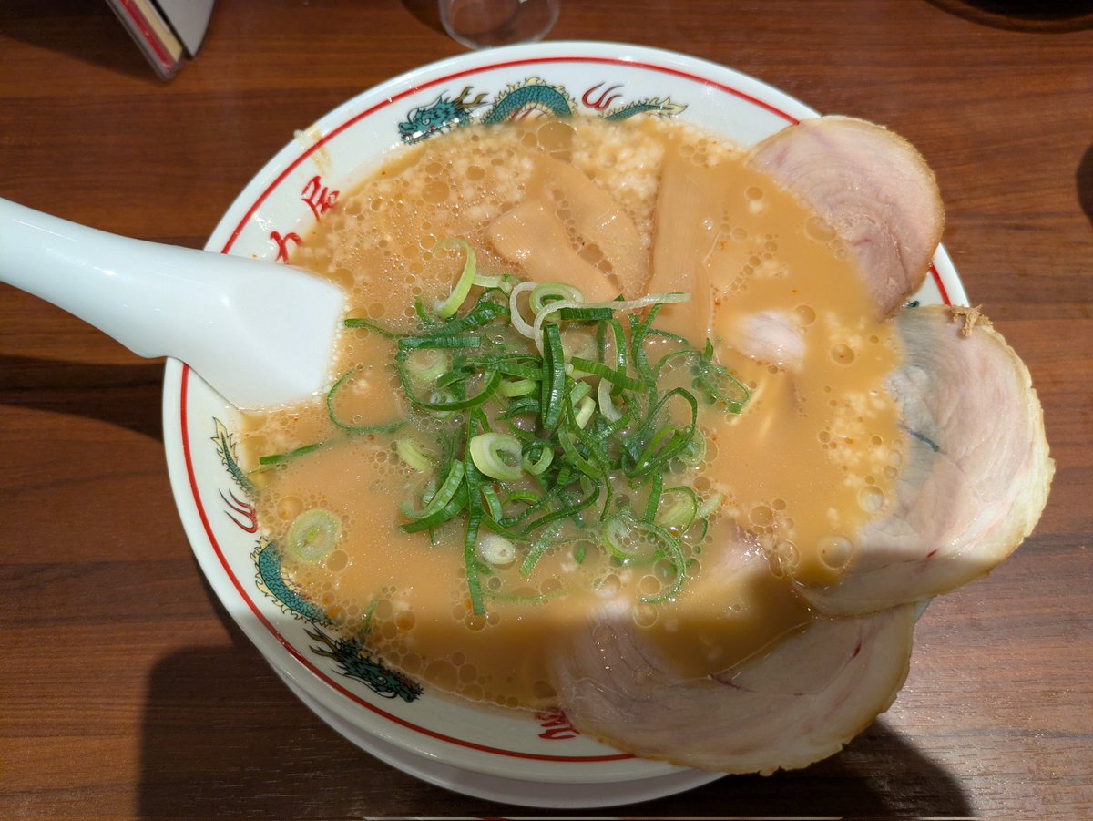 yon44san's tweet photo. 今日の晩御飯。
そんなつもりはなかったんですけどね。気がついたら入ってました。コク旨ラーメン+チャーハン唐揚げセット。神セットでした。美味しゅう御座いました。 https://t.co/NdmON6kLex