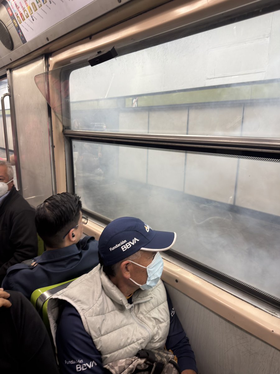 GustavoMach3's tweet photo. Ahora que sucedió?
@MetroCDMX @AdrianRubalcava 
#Linea3 #metrocdmx https://t.co/EuaUORUXsm