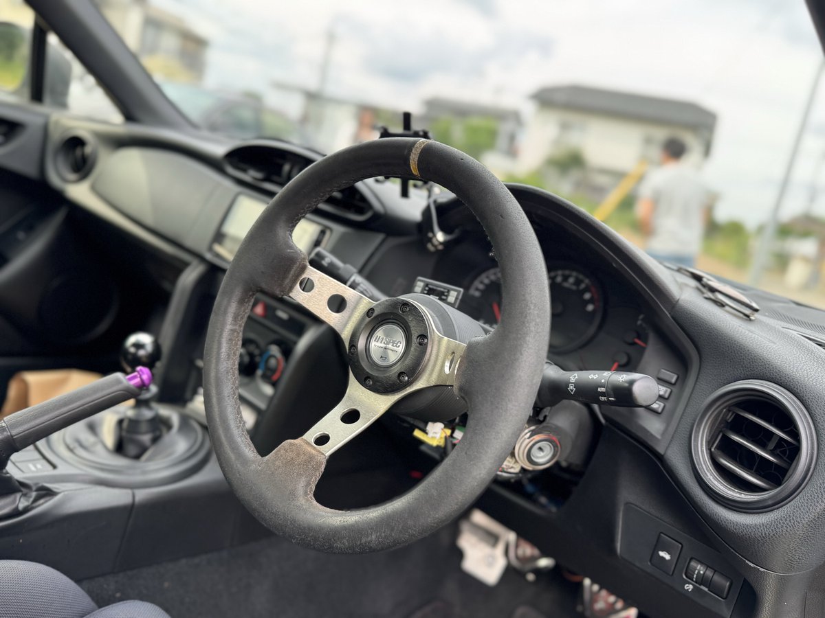 factory_you's tweet photo. 86のリアシートは人権ない、あってない様なモノとバカにされる事がありますが、2シーターではなく4人乗りにする事でタイヤの積める本数も増え、寝れる環境も作れます
なので86のリアシートには感謝しましょう😎 https://t.co/LghtF5uROE