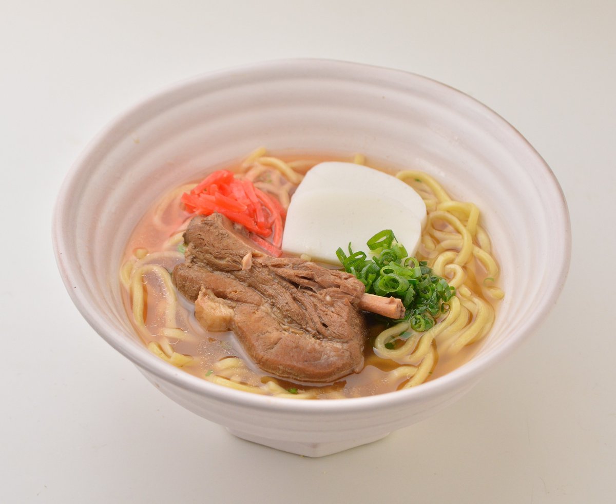 manyo_machida's tweet photo. /
夏麺🌻
第1弾スタート‼️
\
今年の夏麺、注目はなんといっても夏らしさ全開のこの2杯！🍜

🌺 スープまで飲み干す、沖縄のごちそう。
『ソーキそば』1,390円（税込）
じっくり煮込まれたお肉の旨味と、あっさりしながらも深いコクのあるスープが体に染み渡ります。
ひと口すすれば、一気に南国気分を味わえますよ。

🔥 酸味と辛味、黄金のバランス。
『酸辣湯麺（スーラータンメン）』1,290円（税込）
絶妙な酸っぱさとピリッとした辛さがクセになる、夏にぴったりの一杯。とろみのあるスープが麺にしっかり絡み、お箸が止まらなくなります！

温泉でさっぱり汗を流したあとに、スタミナ満点の夏麺はいかがですか？♨️
期間限定メニューなので、ぜひお早めにご賞味ください！
【提供店舗】東京・湯河原温泉 万葉の湯
【提供時間】11:30〜22:00
▼▼詳細は以下をご覧ください。▼▼
https://t.co/KrzSLiO1jx　
#万葉の湯 #夏麺 #ソーキそば #酸辣湯麺 #期間限定 #サンマー麺 #ラーメン #パスタ
