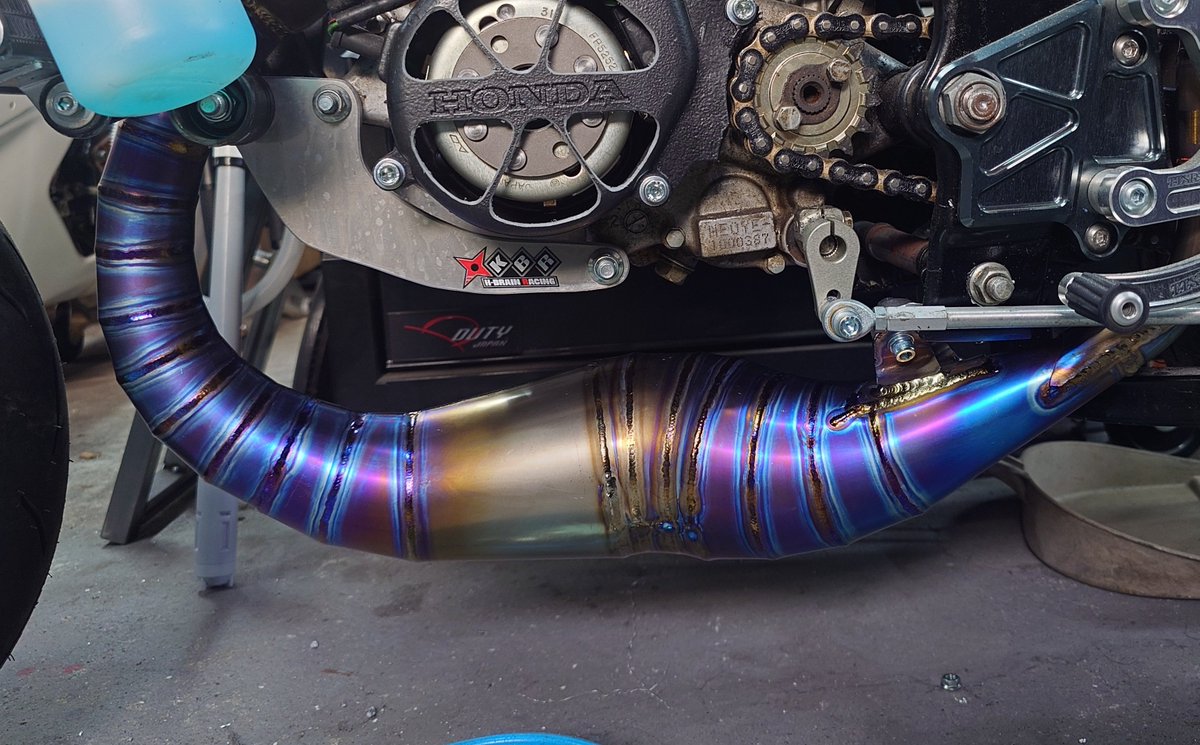 kbr_jp's tweet photo. NSR × CR80  NCR80
ワンオフフルチタンセンターアップレーシングチャンバーが出来上がりました⚡️
チャンバーの最高峰はやっぱりチタン♪軽量かつレーシングに個性あふれるセンターアップ♪性能もエンジンに合わせ設計されたまさに機能美♪他にはない世界にひとつだけのチャンバーに仕上がりました♪ https://t.co/sGCvFfO1wG
