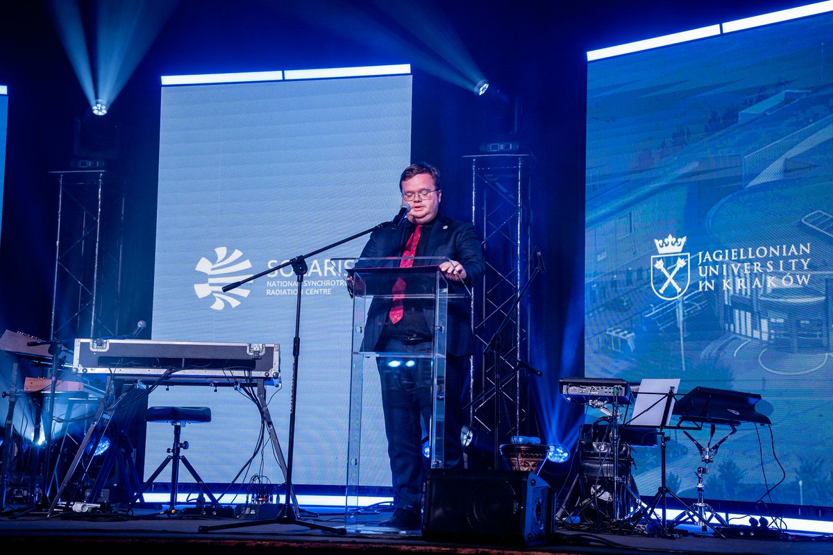 SOLARIS_science's tweet photo. 22 maja br. odbyły się obchody jubileuszu 10 lat działalności Centrum SOLARIS. 
Wśród gości znaleźli się przedstawiciele władz @JagiellonskiUni, @MNiSW_GOV__PL , administracji rządowej i samorządowej, partnerzy międzynarodowi reprezentujący europejskie infrastruktury badawcze, ośrodki synchrotronowe, instytucje współpracujące z SOLARIS, a także pracownicy Centrum.

W jubileuszu uczestniczyli https://t.co/eA1sX6XRYR. prof. dr hab. Piotr Jedynak, Rektor @JagiellonskiUni , prof. dr hab. Wojciech Macyk, Prorektor UJ ds. nauki, Michał Goszczyński, Dyrektor Departamentu w @MNiSW_GOV__PL , @StanislawKracik , Zastępca Prezydenta Krakowa, a także przedstawiciele władz wojewódzkich, środowiska naukowego i infrastrukturalnego z Polski oraz zagranicy, w tym prof. Jean Daillant, Dyrektor Generalny @esrfsynchrotron oraz prof. Thomas Feurer, Dyrektor @EuropeanXFEL.

Jubileusz był okazją do podsumowania dekady działalności jedynego synchrotronu w Europie Środkowo‑Wschodniej oraz refleksji nad rolą nowoczesnej infrastruktury w rozwoju nauki i współpracy międzynarodowej.

Dziękujemy wszystkim za to, że od lat razem współtworzymy SOLARIS!
___
Zdjęcia: Joanna Kowalik / SOLARIS

Pełne podsumowanie jubileuszu na stronie: https://t.co/o4yfYWx0cX