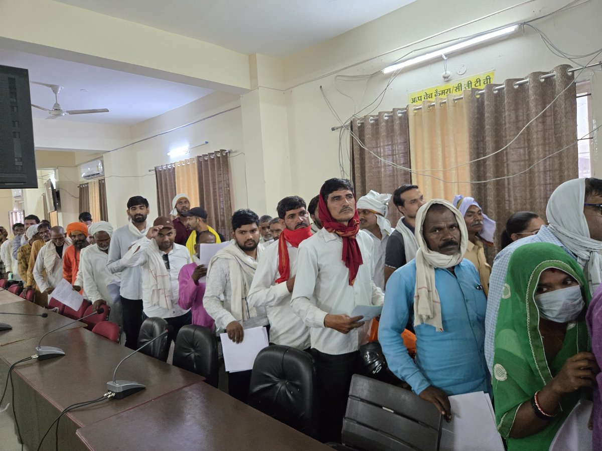 CDatia's tweet photo. जनसुनवाई

#दतिया #CollectorDatia #datia 
#MadhyaPradesh #जनसुनवाई https://t.co/8ILguIvOrU