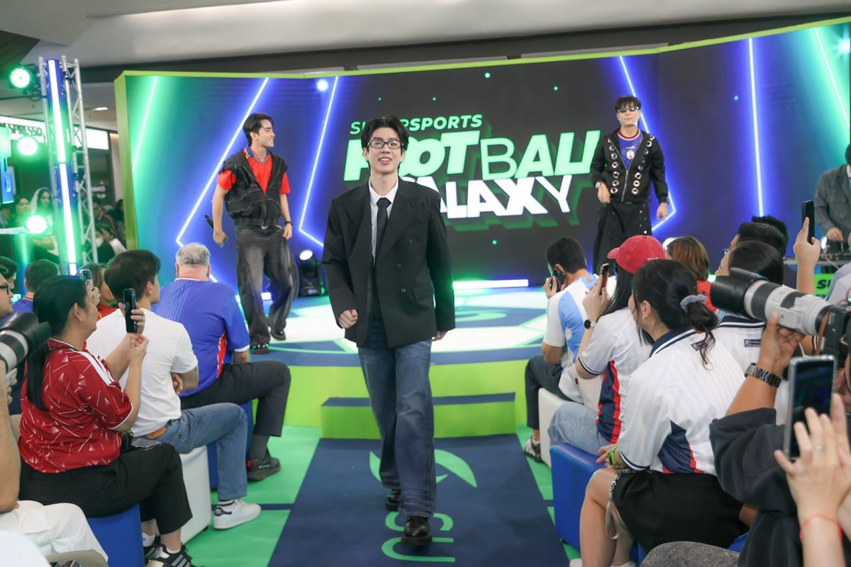 otpc_story's tweet photo. “ออฟ-จุมพล” ร่วมปลุกจักรวาลแฟนบอล แท็กทีมทัพหนุ่มฮอตอวดแฟชั่นเสื้อบอลโลก ในงาน “Supersports Football Galaxy”

#OffJumpol
#SupersportsFootballGalaxy
#SUPERSPORTS #FOOTBALLGALAXY 
#ผู้สนับสนุนหลักของโลกฟุตบอล

อ่านข่าวเพิ่มเติมได้ที่ https://t.co/rAfo85oOqA https://t.co/Qyy9B4Acsh