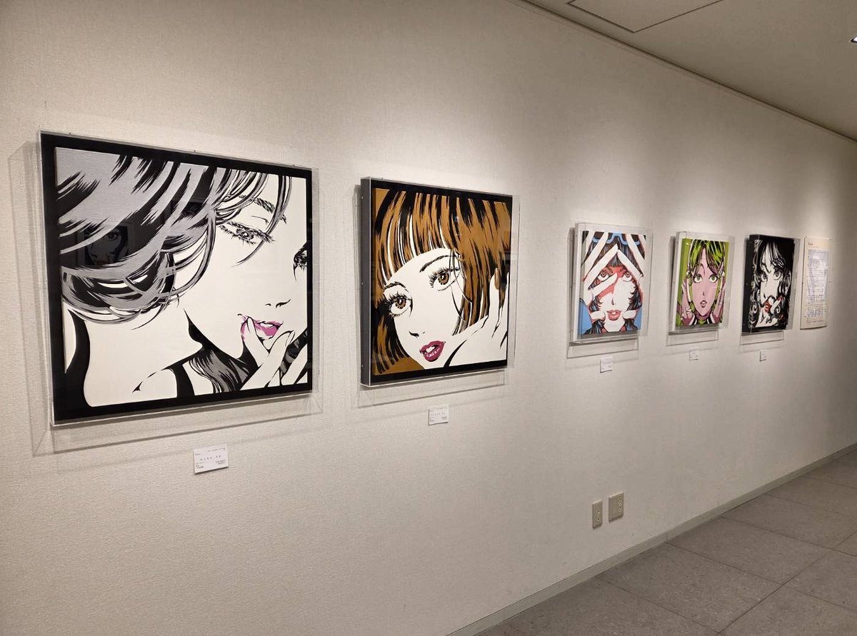 minillustration's tweet photo. 今日はお知らせが続いてしまいますが、
銀座三越で開催の個展もいよいよ明日からです！

この写真に写っている絵の他に、描き下ろしの原画もあります！🙇‍♀️
よろしくお願いします！ https://t.co/Sdog4aKf09