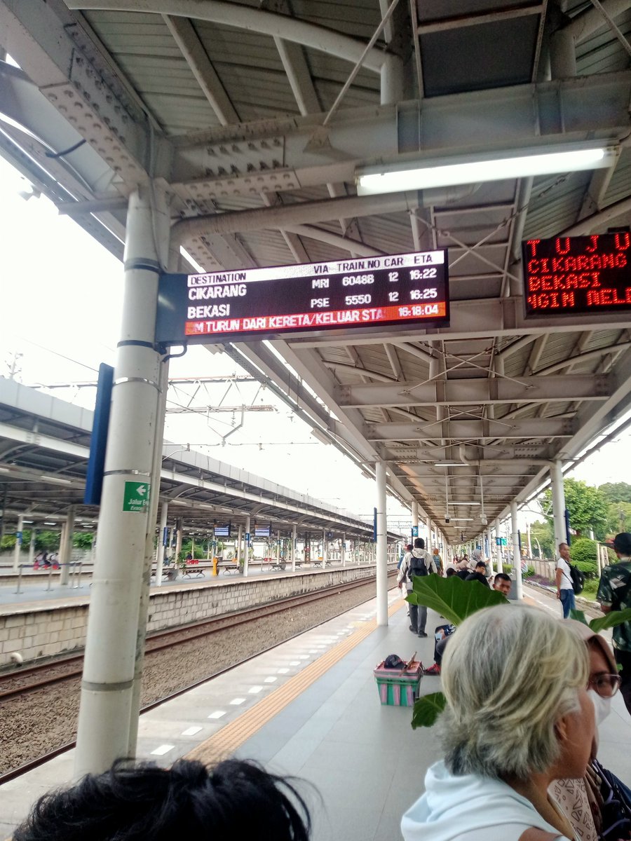 lattau_'s tweet photo. Kenapa @CommuterLine akhir-akhir ini KRL Bekasi via Manggarai waktu tunggunya sampai 25 menit. Gila si ini 🥴 https://t.co/1EOgyTAnMb