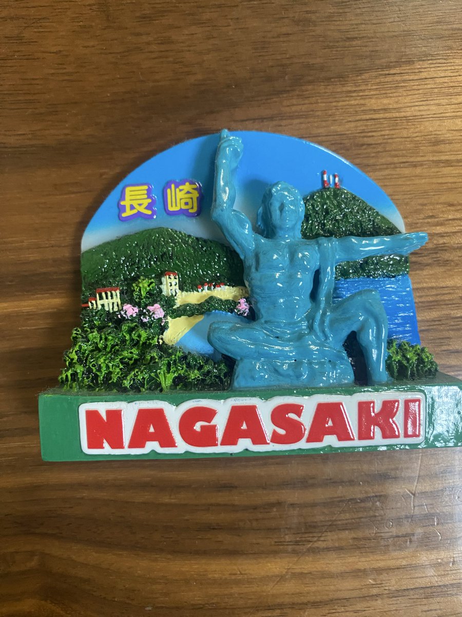 waradiru's tweet photo. 気に入ってるマグネット紹介するね
長崎のお土産
フォントが最高、像（マグネット界隈においてはモチーフになりやすい）のテカテカ感が粗悪でGOOD、
唐突な赤いアルファベットが浮いてる、手前の森は細かいのに奥の風景が雑でGOOD https://t.co/JUp7g5onp0