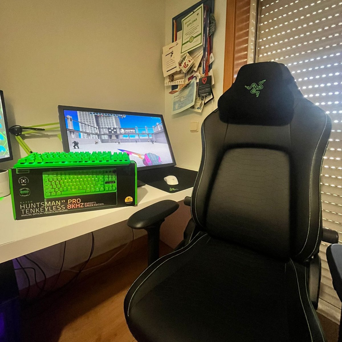 opdustcs's tweet photo. Big thanks to @TeamRazer for this keyboard!  

Using the Razer Huntsman V3 Pro 8KHz, even @Ay0kcs can dominate and reach top 1 on faceit 👊💪

#VAMOUZ https://t.co/rhcyc7w0b8