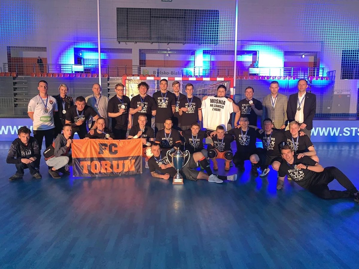 TorunFC's tweet photo. 🟠⚫️ Kiedyś to było! 😎

Tego dnia, dokładnie 7 lat temu w Bielsku-Białej odebraliśmy srebrne medale🥈za Wicemistrzostwo Polski w sezonie 18/19! 🏆

𝓗𝓲𝓼𝓽𝓸𝓻𝓲𝓪, 𝓴𝓽𝓸́𝓻𝓪 𝓽𝓻𝔀𝓪… #FCToruń https://t.co/RORDWmdEfM