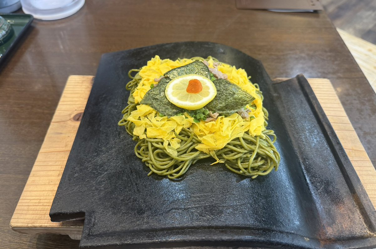 atu0624's tweet photo. 山口グルメは瓦の上で焼かれた茶そばが美味しかったので行って損は無かった！後はほぼ海鮮尽くし🦞
#山口グルメ  #いくらとかめ　#フグ刺身
#唐戸レモンスカッシュ　#瓦そば https://t.co/YlWTKaWnTF