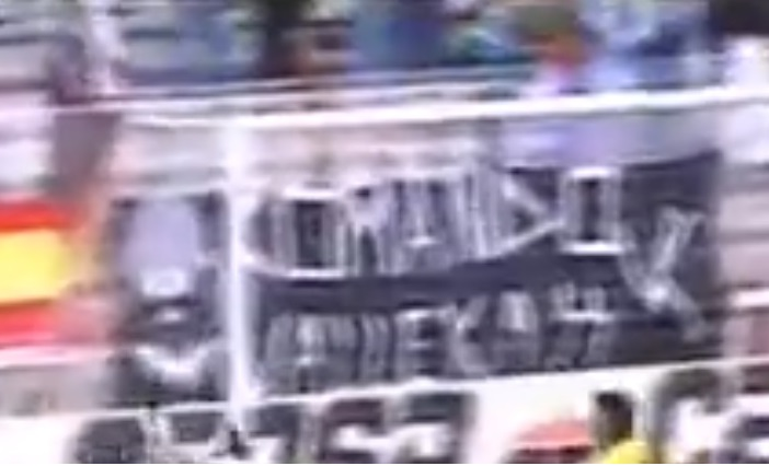 mannerbund__'s tweet photo. La temporada 89/90 y 91 aparece una pancarta con el nombre de Komando Vallekas, seguramente heterogéneo como muchos otros grupos españoles ochenteros donde convivían diferentes ideologías y tribus de manera anárquica. Donde se ven banderas de España, sudistas, anarca y la pirata. https://t.co/Qo1XKxwiX5