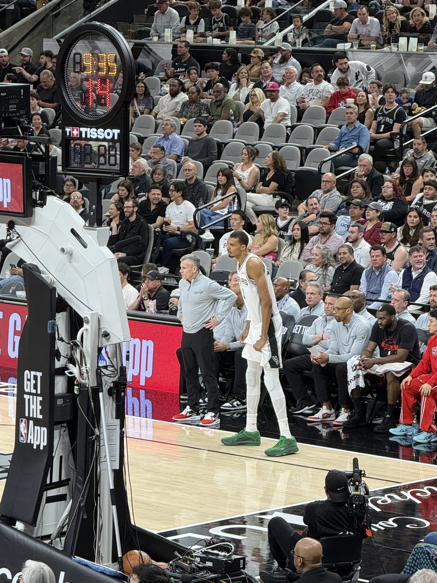 pako_ramirez8's tweet photo. @eleonbaz Esta temporada desde esa zona vs los malos Bulls salieron 5mil pesos por ticket https://t.co/ufdhuWGyzS