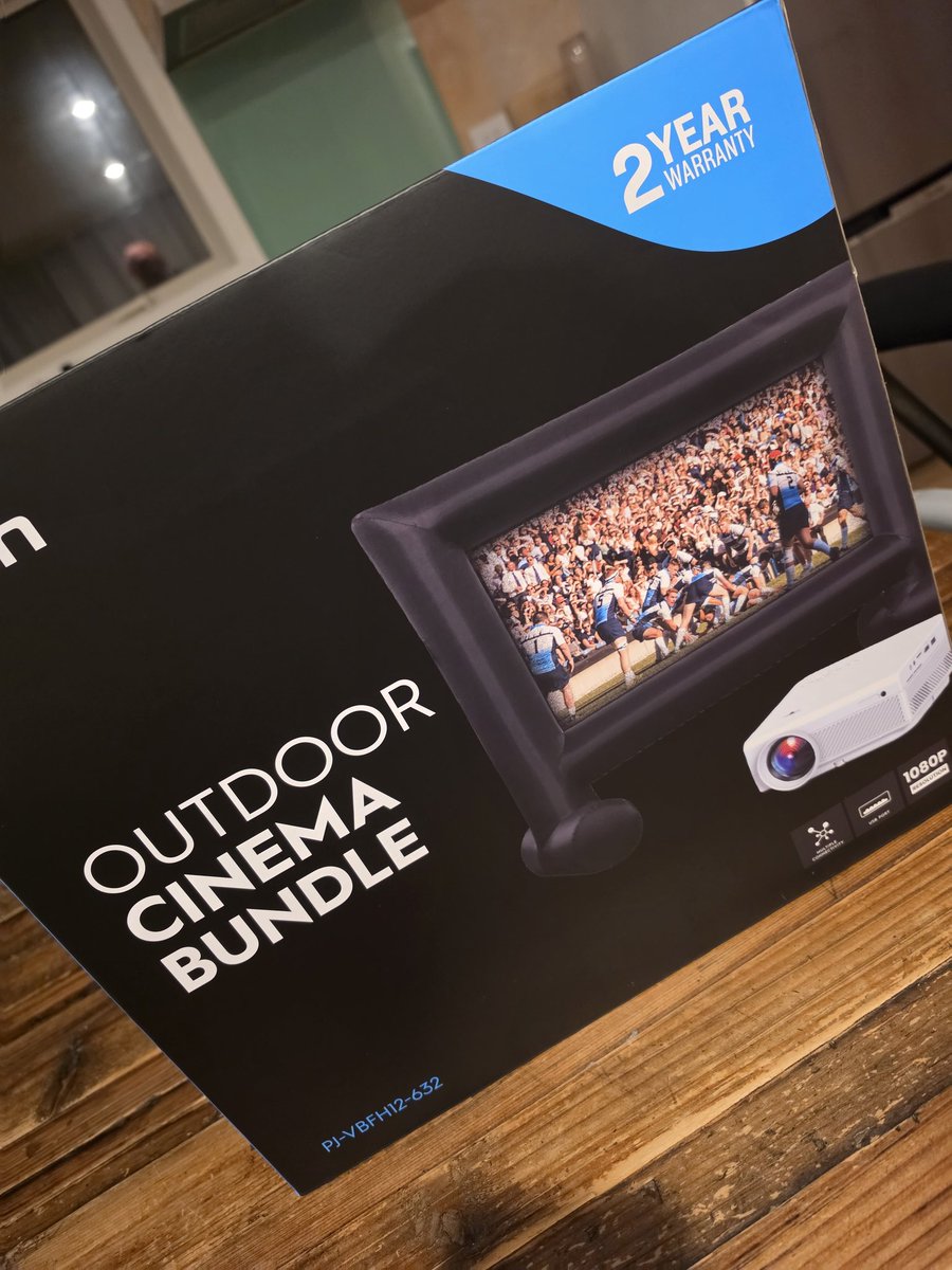 PinkTheHawk1's tweet photo. My Jacuzzi just got an upgrade. Yessss Jacuzzi movie nights are back! Can't wait to have Jacuzzi move night streams with y,all on cam. @IslandBadee are you joining? Hehe https://t.co/JtTAbIldgh