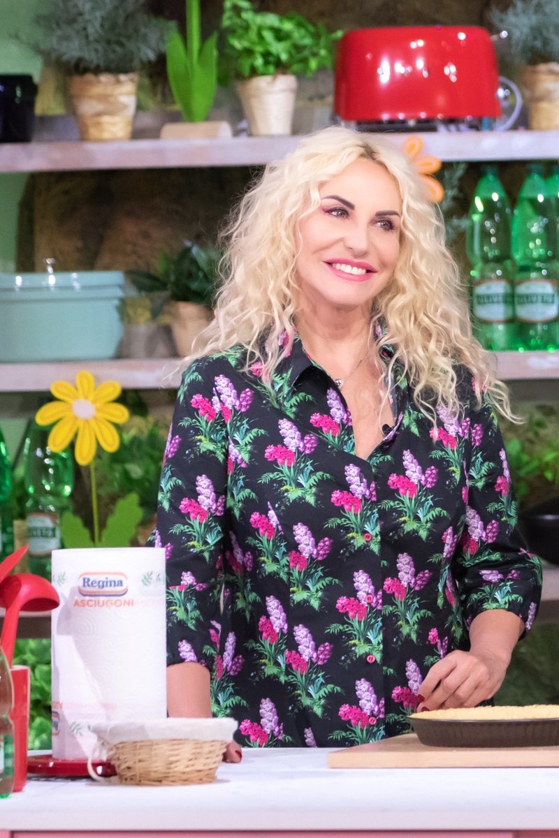 StandByMeTV's tweet photo. ✨#AscoltiTv ottimo inizio settimana per #Èsempremezzogiorno che supera il 18%sh e 1.6mln amr. Picchi del 19,8% e oltre 2mln amr. 💥Boom💥sulle ragazze 15-24 che sfiorano il 24%sh! Grazie a tutti ci vediamo alle 11:55 @RaiUno @antoclerici @MezzogiornoRai1 💕 https://t.co/9awMOsdQcE