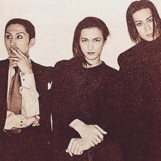 DeendyDm's tweet photo. 今日はDEPECHEMODEのアンディフレッチャーの四回目の命日。ウチの🐈‍⬛も四年前に虹の橋🌈へ。
今年はソフトバレエの森岡賢さんが亡くなって10年→両名共に写真左の方
皆々R.I P💔
#depechemode#softballet
#デペッシュモード https://t.co/xbWl2OaQbv