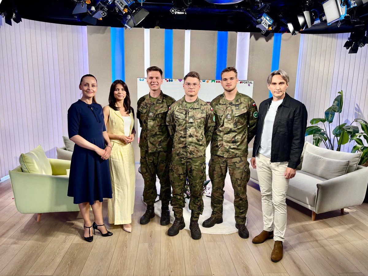 WAT_edu's tweet photo. Podchorążowie @WAT_edu w studiu @TVP3Warszawa mówili o kryptologii i cyberbezpieczeństwie, badaniach detektorów wykrywających broń chemiczną, działaniach kosmicznych i operowaniu satelitami wojskowymi. Podkreślali odpowiedzialność związaną z nauką na uczelni oficerskiej, prezentowali postawę studenta na służbie i zdradzali kulisy testów sprawnościowych na etapie rekrutacji @MON_GOV_PL @WatWcy 
Rozmowa jest dostępna w programie "Dobrego dnia" w odcinku czasowym od 21:00 do 28:50 tutaj: https://t.co/FJVeUN49lG